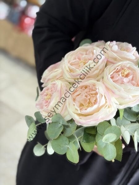 Islak Şakayık Allıklı Pembe Gelin Buketi