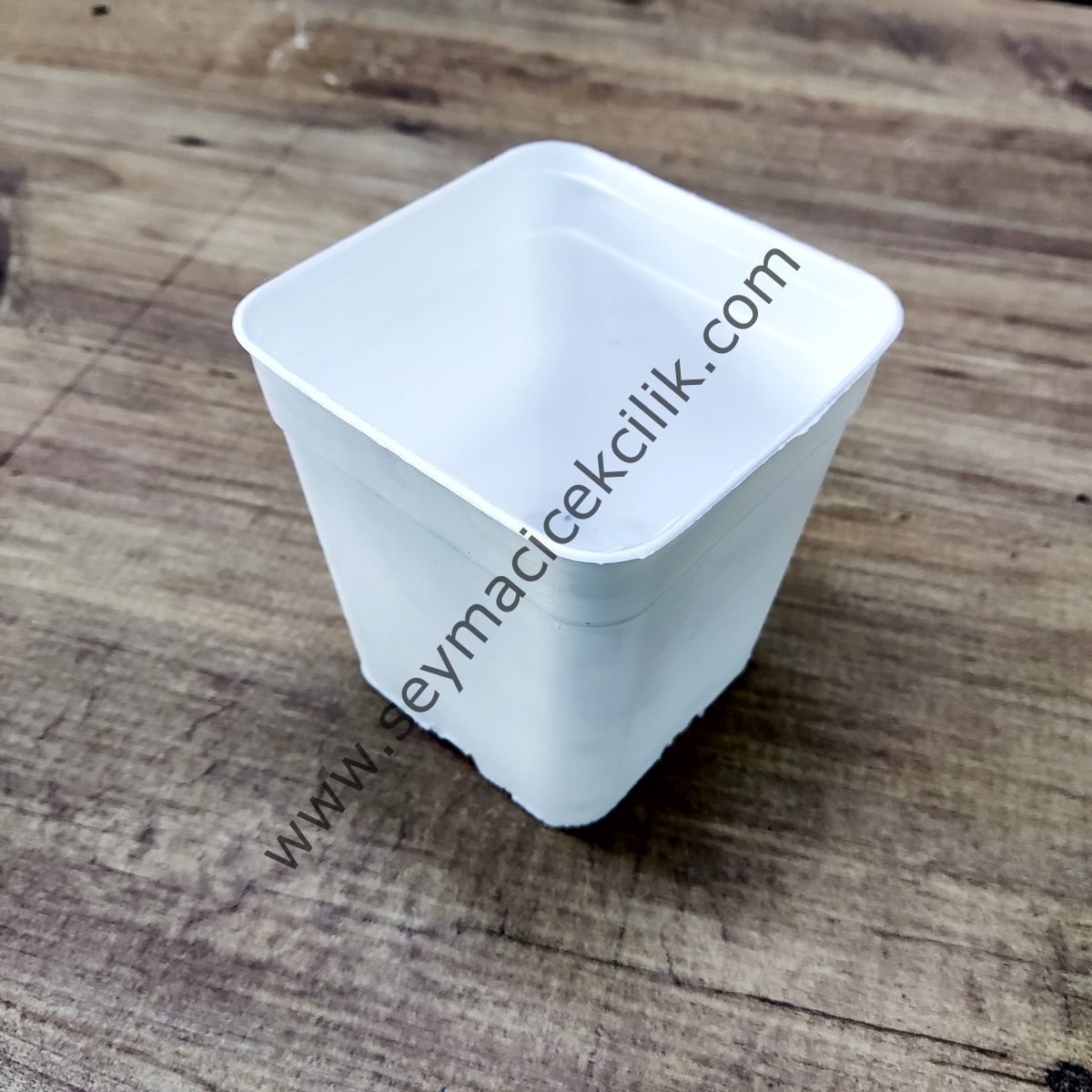 7 ve 9 cm lik Beyaz Üretim Kare Saksı